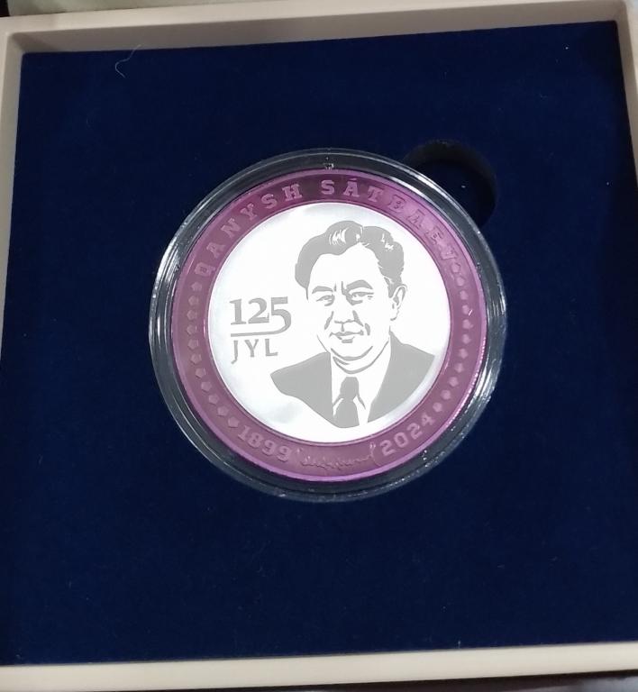 Тік мүшесі бар жағада жалаңаш Трусикадан сексуалды тотығу